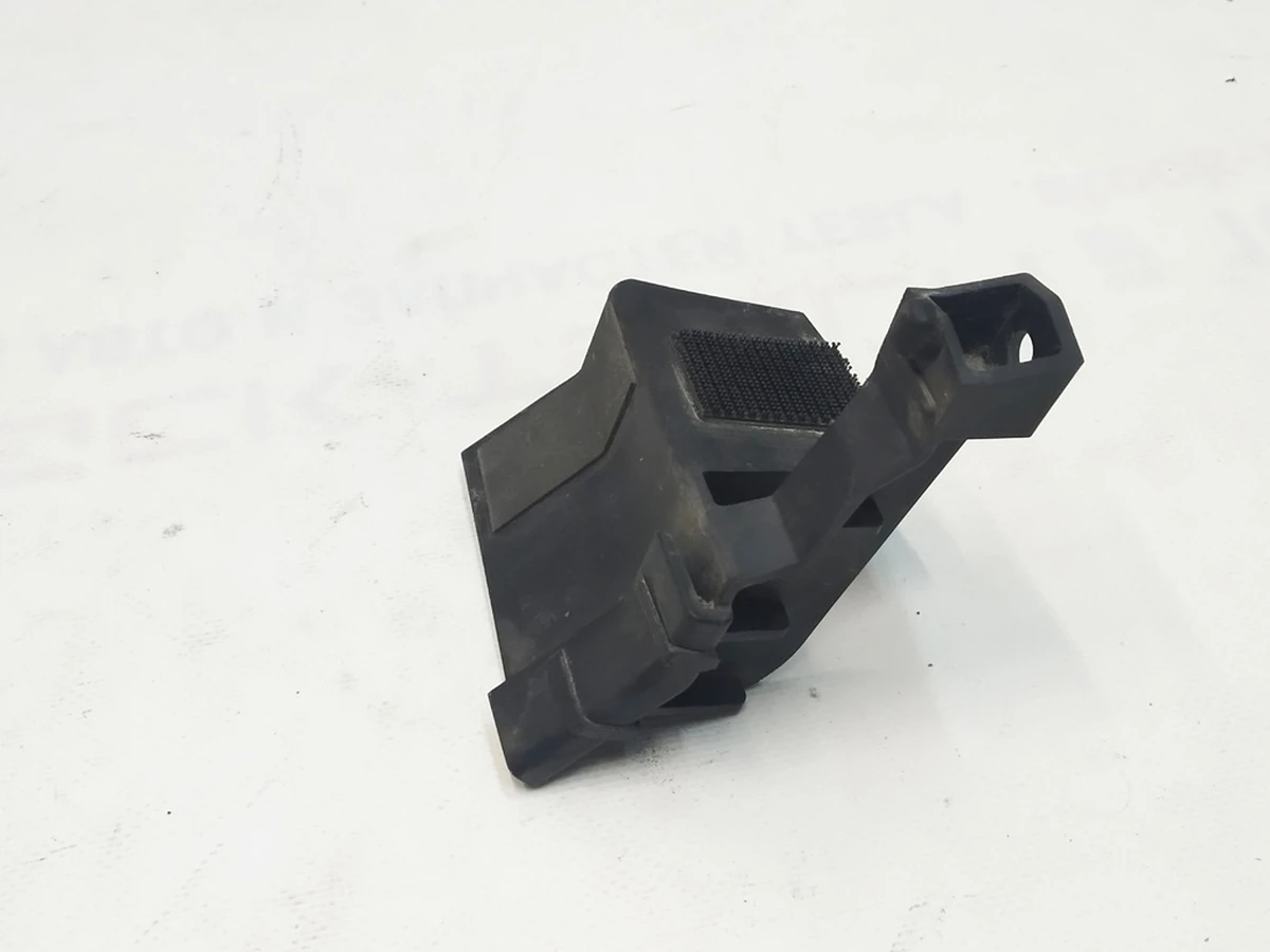 13 Кронштейн накладки порога правий Tesla Model Y 1555377-00-C