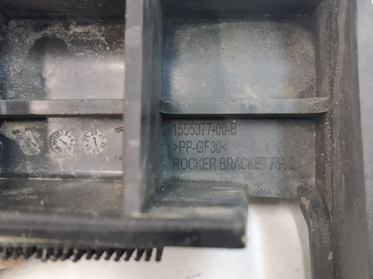 13 Кронштейн накладки порога правий Tesla Model Y 1555377-00-C