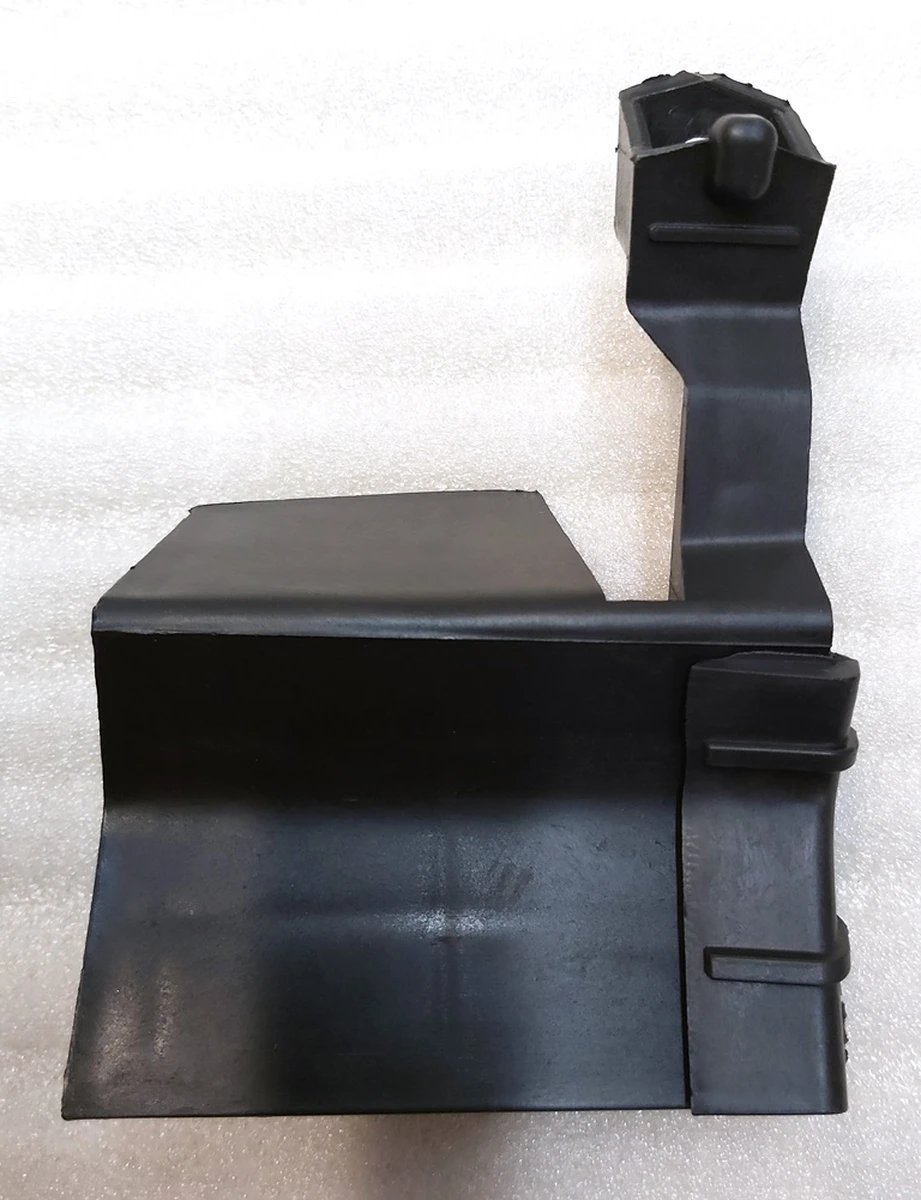 13 Кронштейн накладки порога правий Tesla Model Y 1555377-00-C