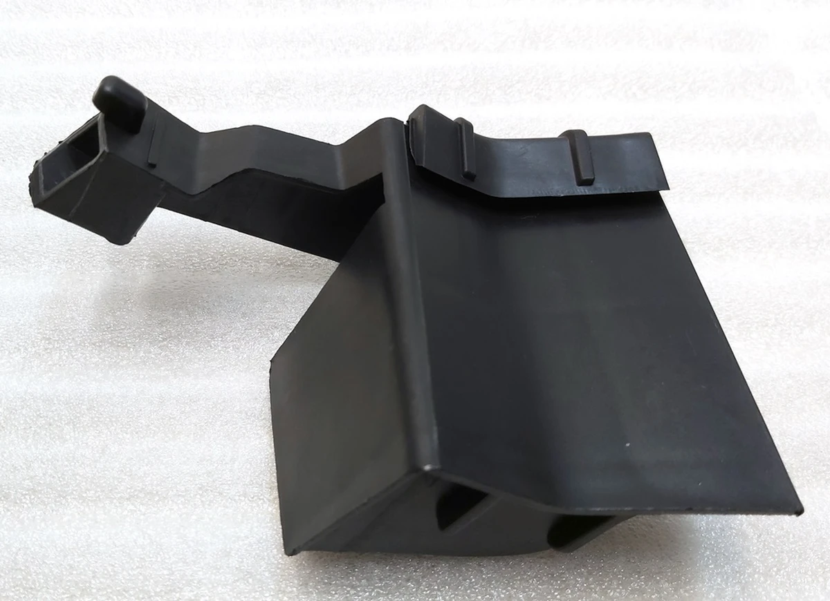 13 Кронштейн накладки порога правий Tesla Model Y 1555377-00-C