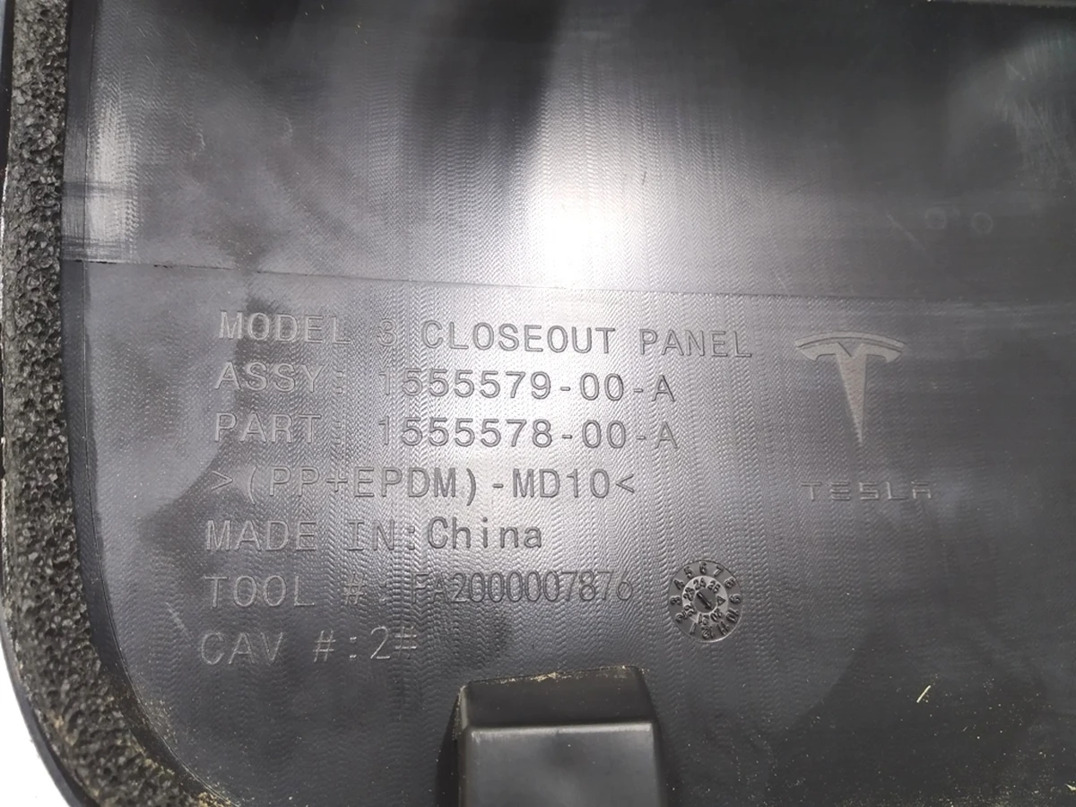9 Панель замка подкапотного бокса REST Tesla model 3 1555579-00-B