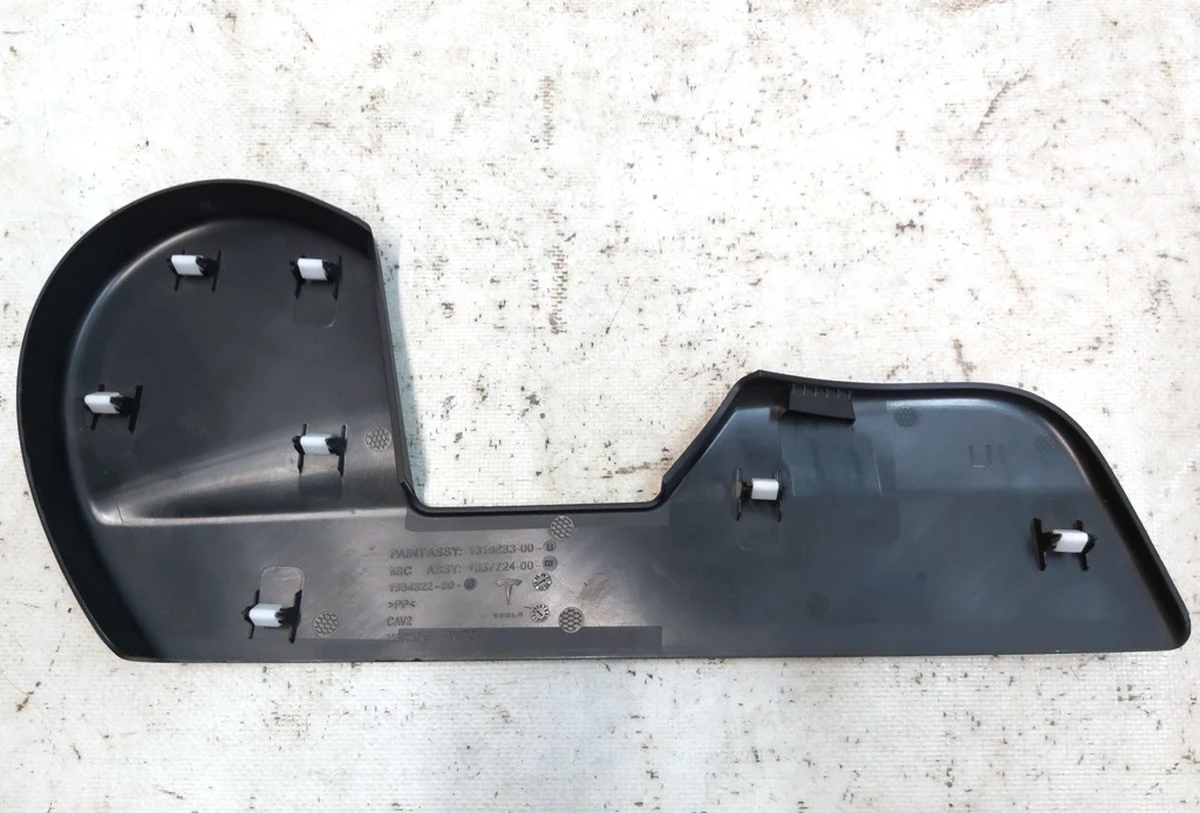 10 Накладка декоративна сидіння пасажира нижня ліва зовнішня Tesla model Y 1557724-00-E
