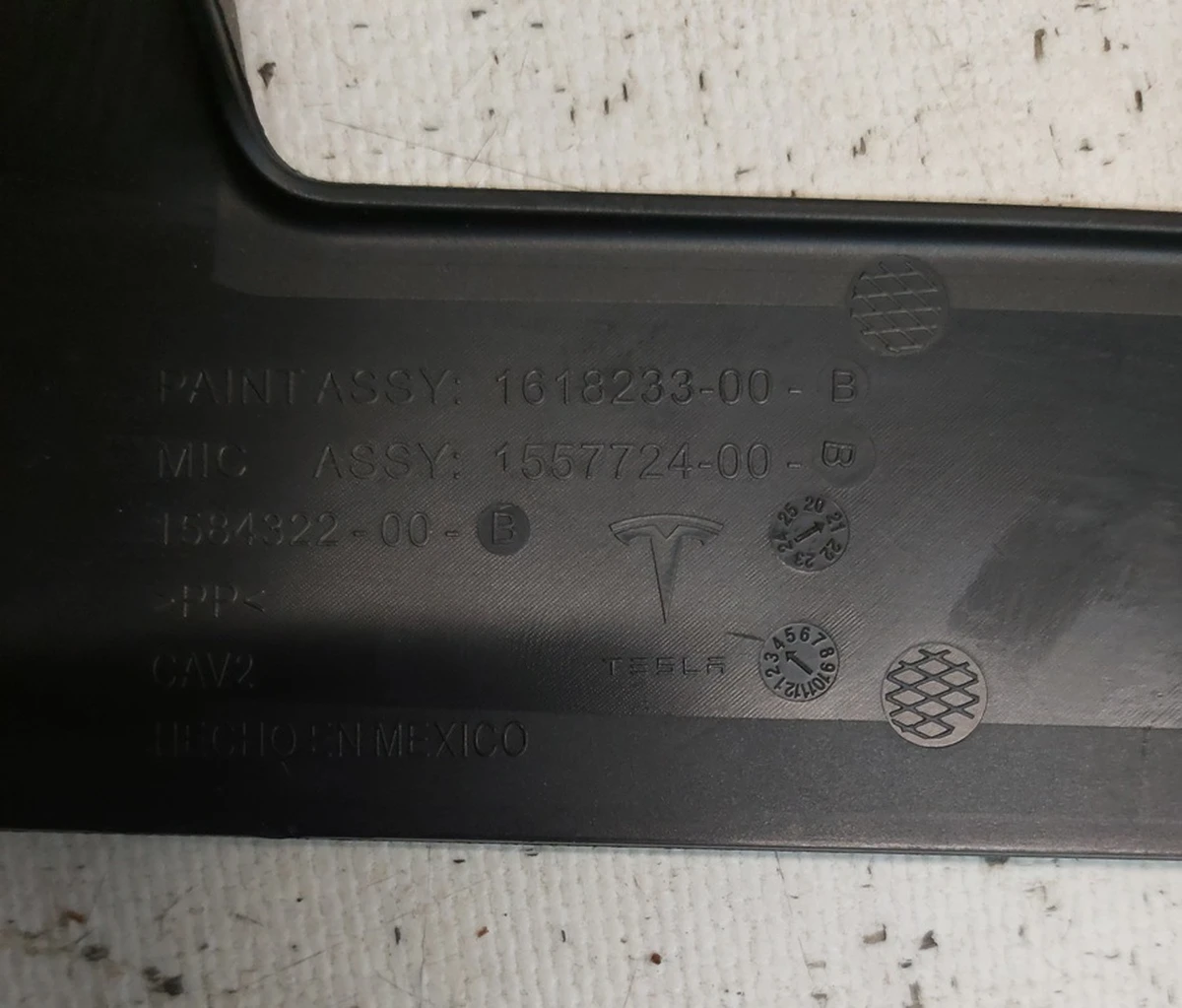 10 Накладка декоративна сидіння пасажира нижня ліва зовнішня Tesla model Y 1557724-00-E