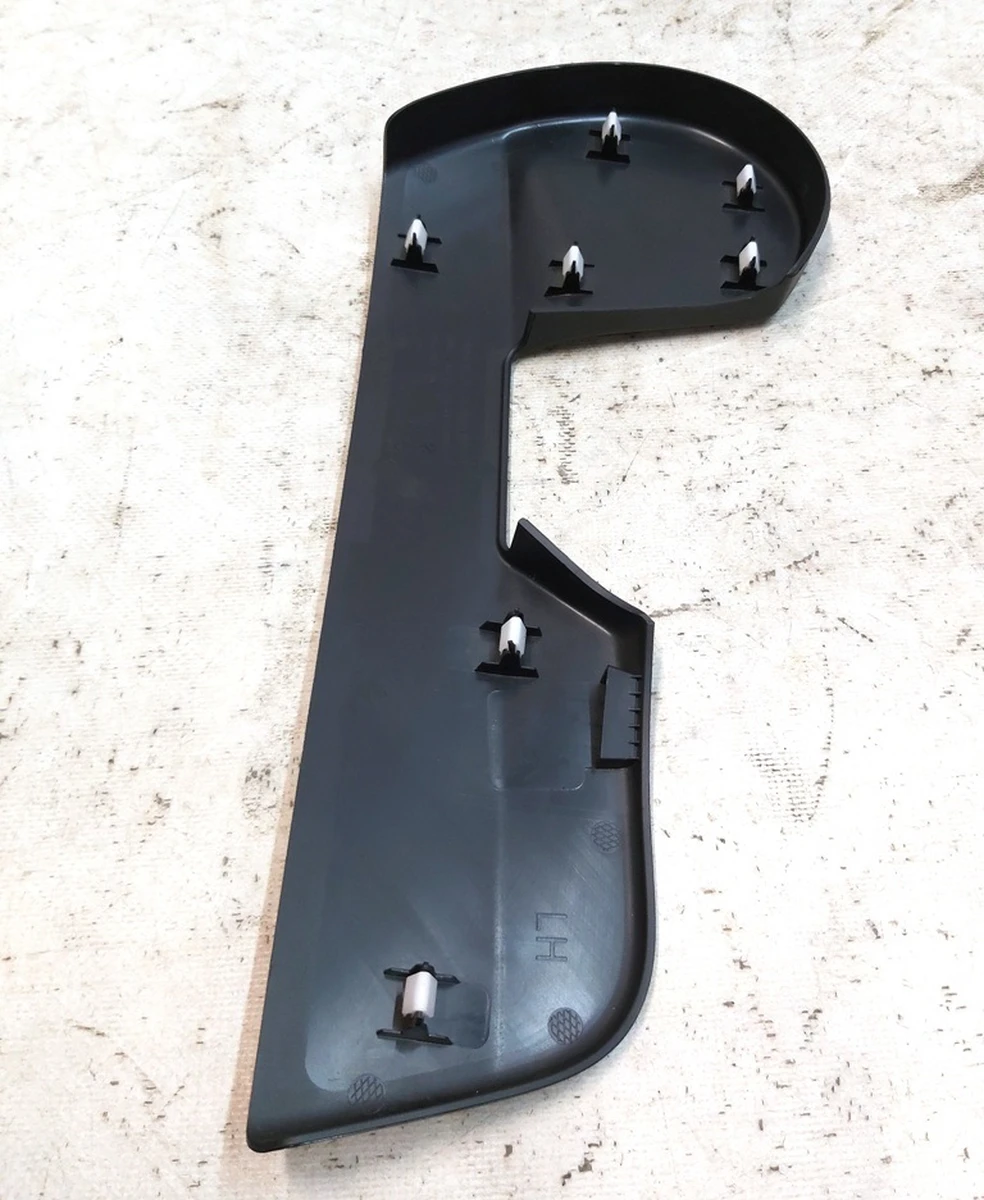 10 Накладка декоративна сидіння пасажира нижня ліва зовнішня Tesla model Y 1557724-00-E