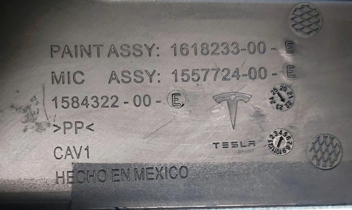 10 Накладка декоративна сидіння пасажира нижня ліва зовнішня Tesla Model 3, Model Y 1557724-00-E