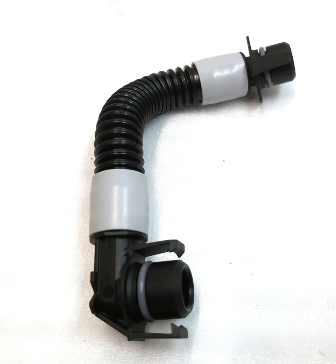 Патрубок системи охолодження основної батареї Tesla model 3 1559593-00-A