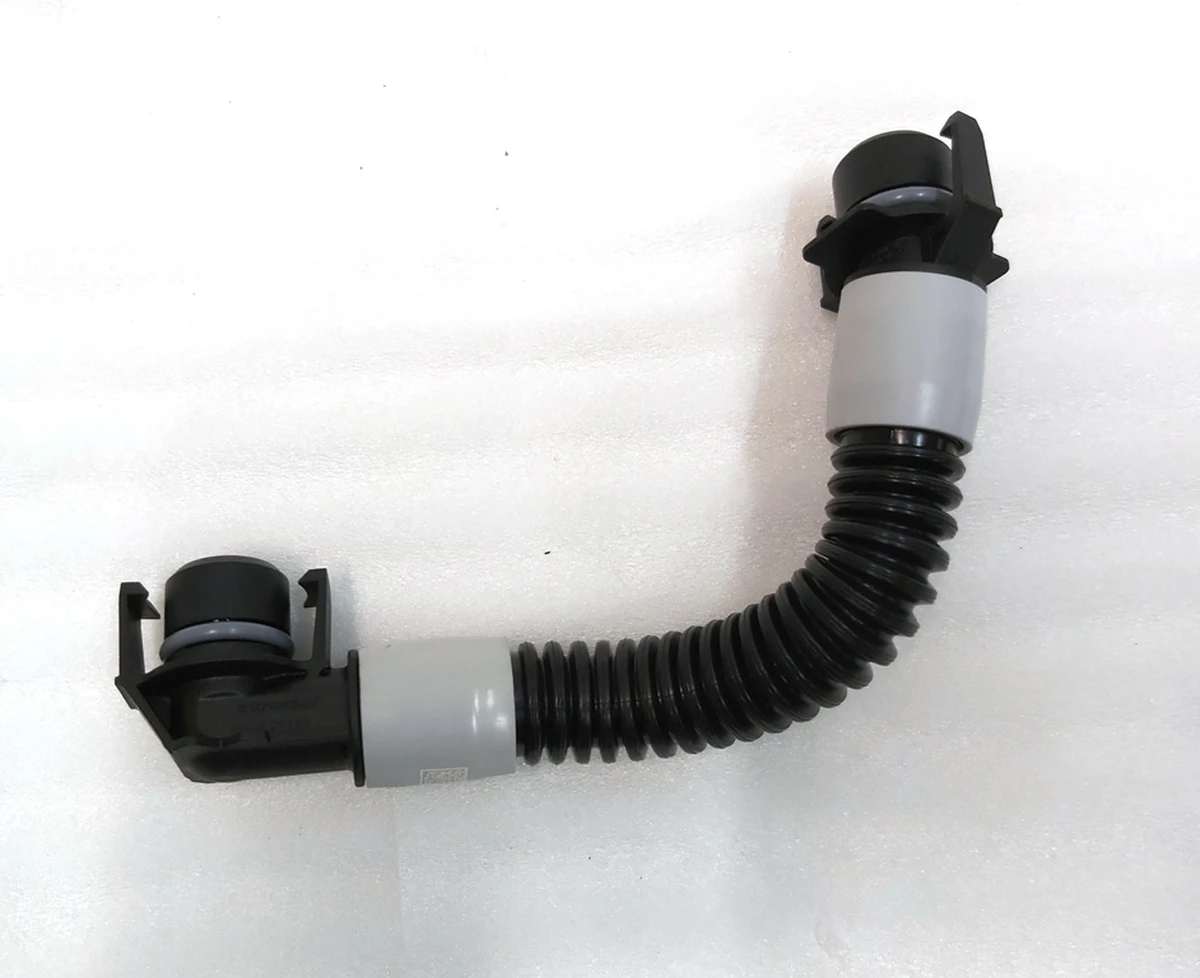 Патрубок системи охолодження основної батареї Tesla model 3 1559593-00-A