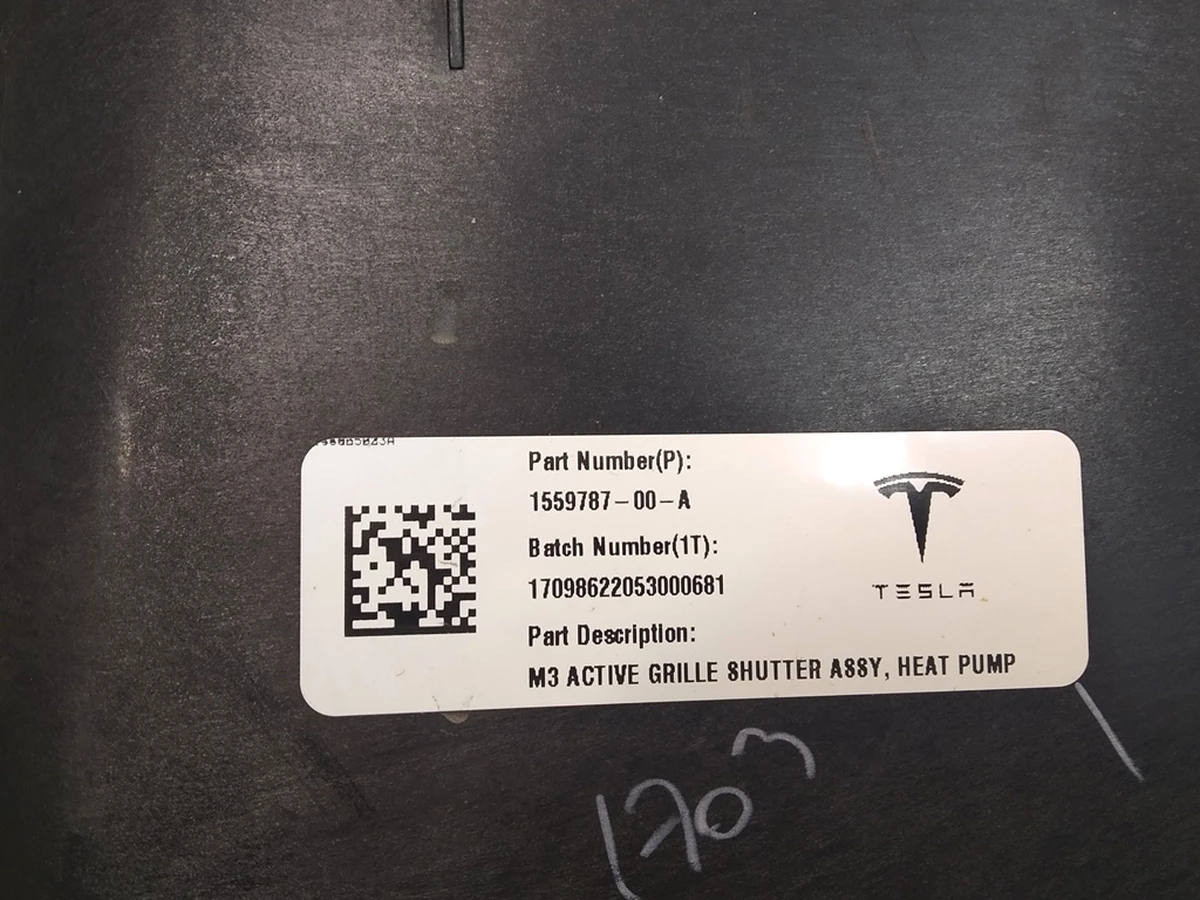 1 Люверс центральный корпус (восстановленный) Tesla Model 3 1559787-00-A