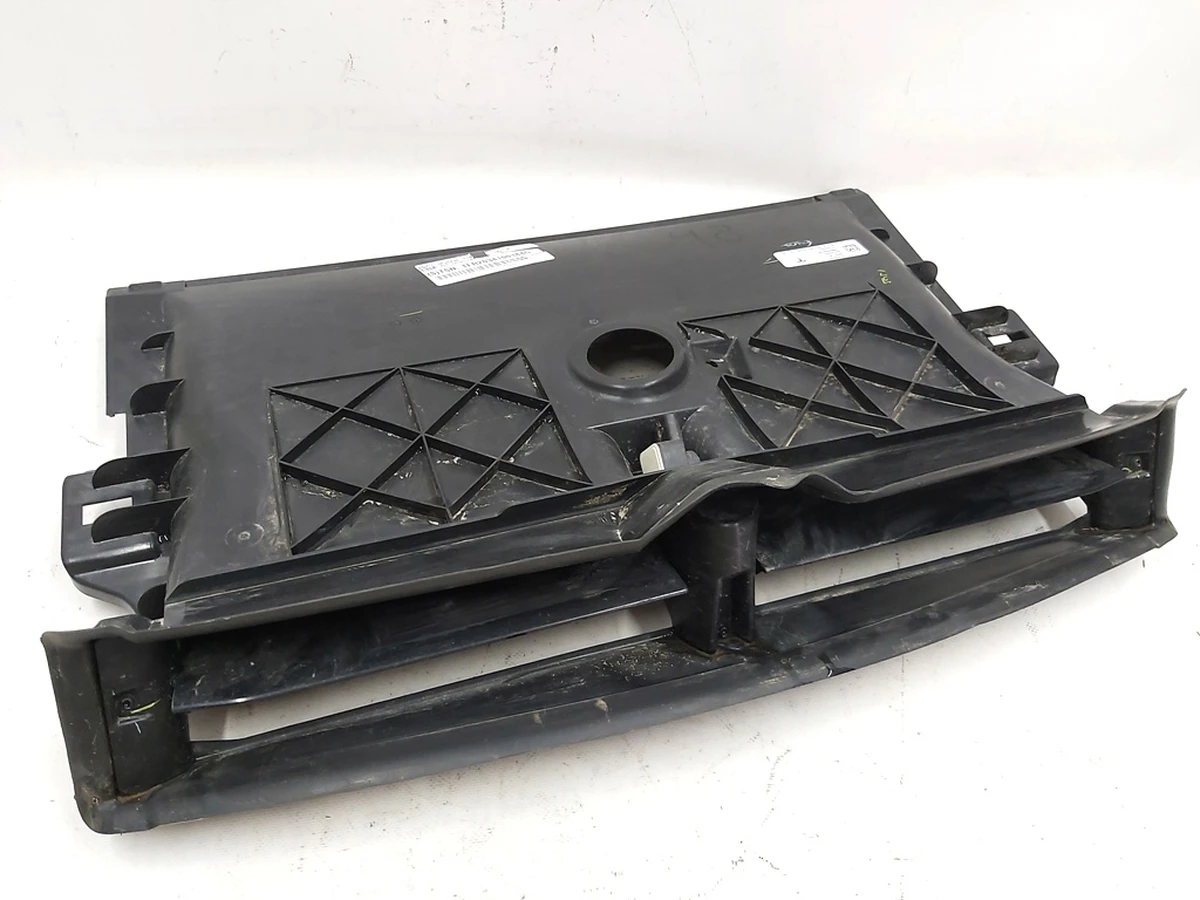 1 Люверс центральный в сборе Tesla model 3 1559787-00-A