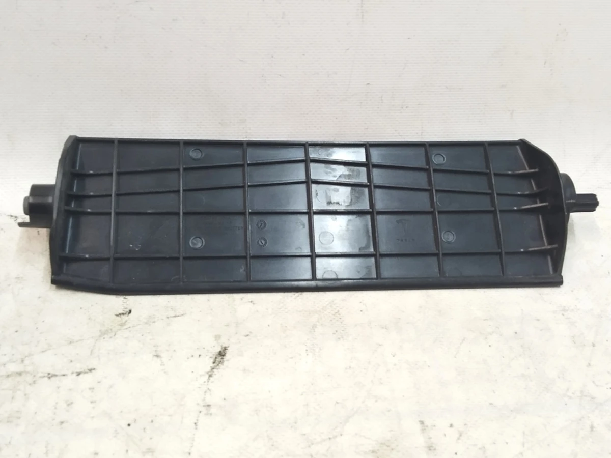 1 Флюгер лівий люверси центральної Tesla Model 3 1559787-00-A