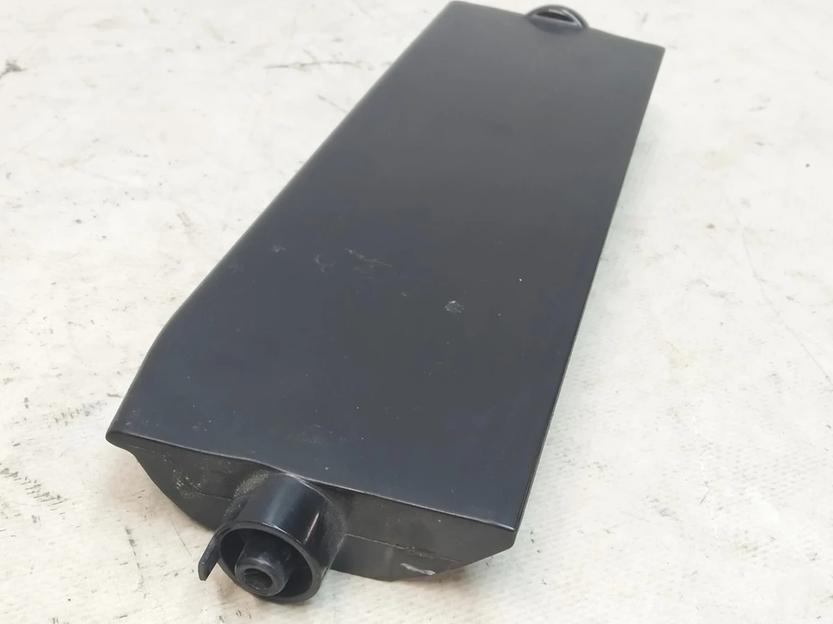 1 Флюгер лівий люверси центральної Tesla Model 3 1559787-00-A