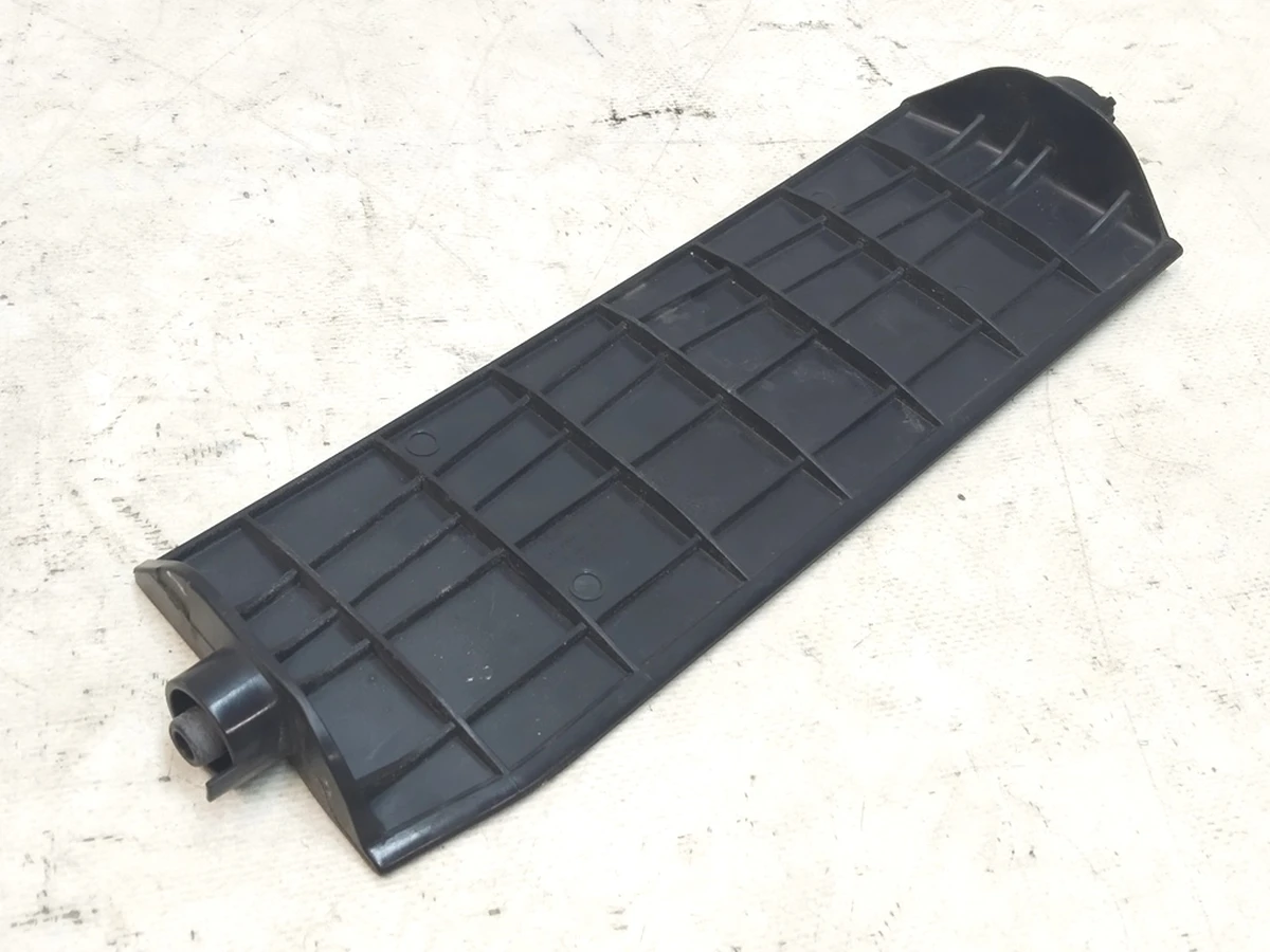 1 Флюгер лівий люверси центральної Tesla Model 3 1559787-00-A