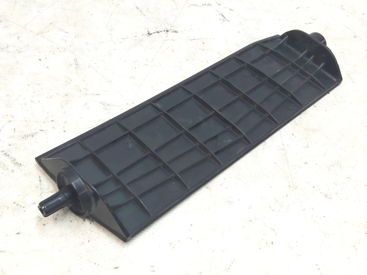 1 Флюгер лівий люверси центральної Tesla Model 3 1559787-00-A