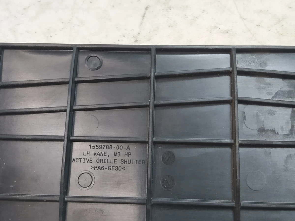 1 Флюгер лівий люверси центральної Tesla Model 3 1559787-00-A