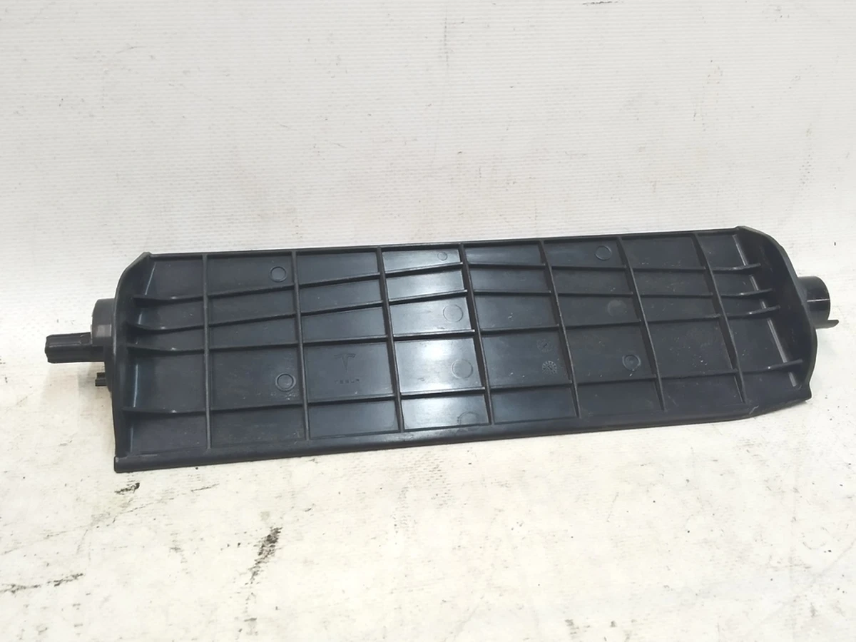 1 Флюгер правий люверси центральної Tesla Model 3 1559787-00-A