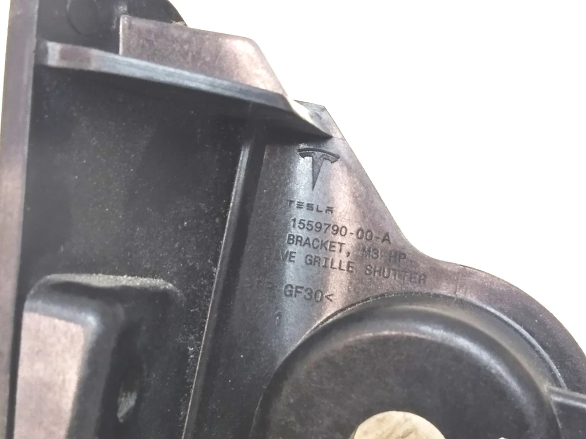 1 Кронштейн крепления левый лопасти люверса Tesla Model 3 1559787-00-A