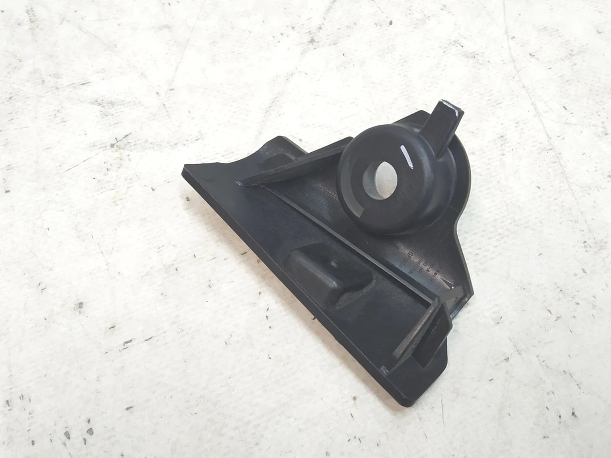 1 Кронштейн крепления правый лопасти люверса Tesla Model 3 1559787-00-A