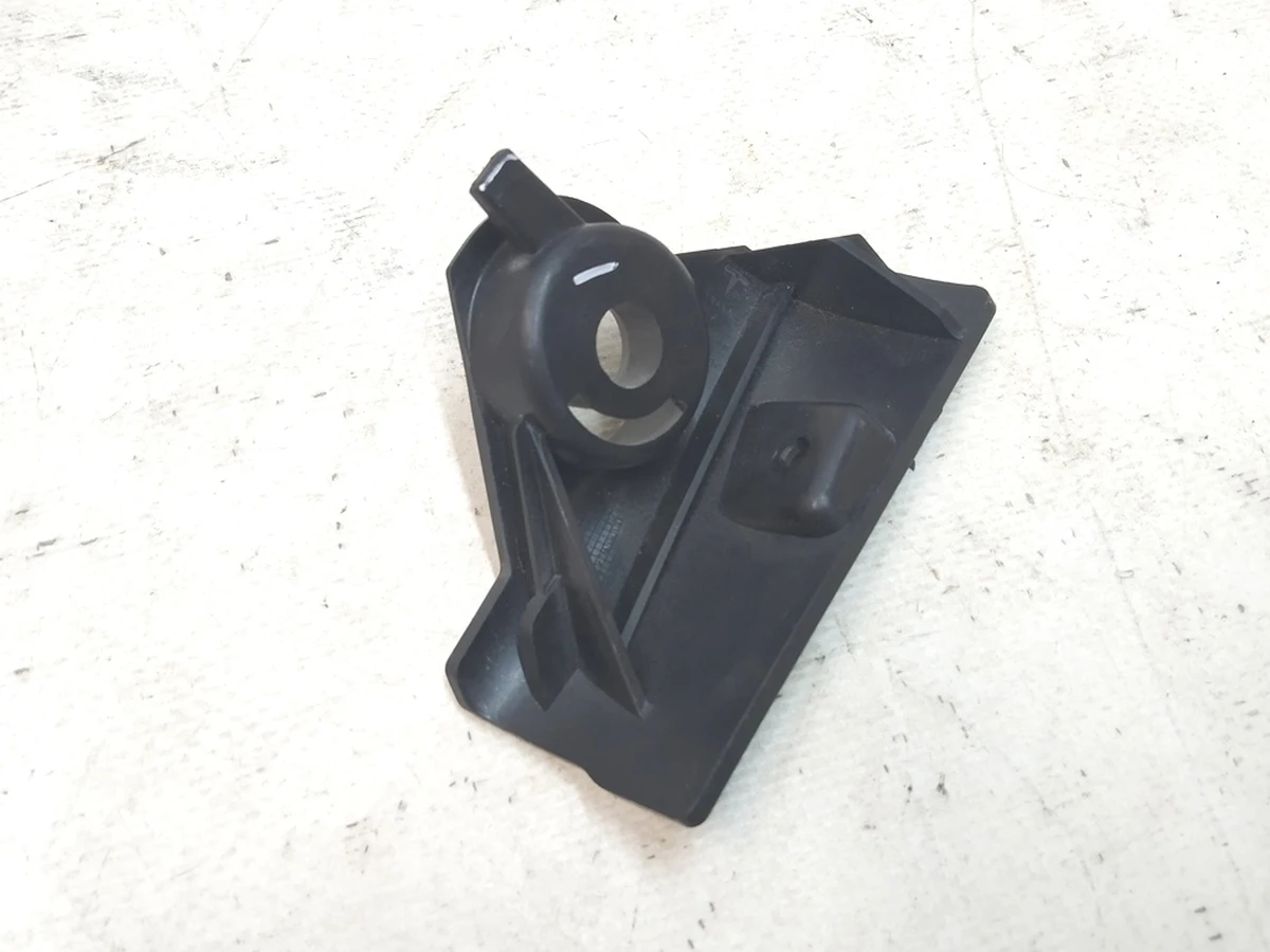 1 Кронштейн крепления правый лопасти люверса Tesla Model 3 1559787-00-A