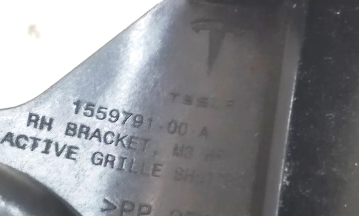 1 Кронштейн крепления правый лопасти люверса Tesla Model 3 1559787-00-A