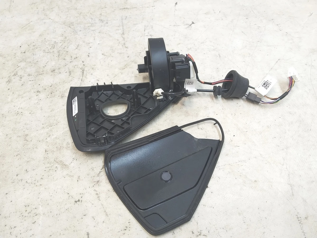 2 Люк порту зарядки з електроприводом (пошкодження) Tesla model 3, model Y 1566302-10-G