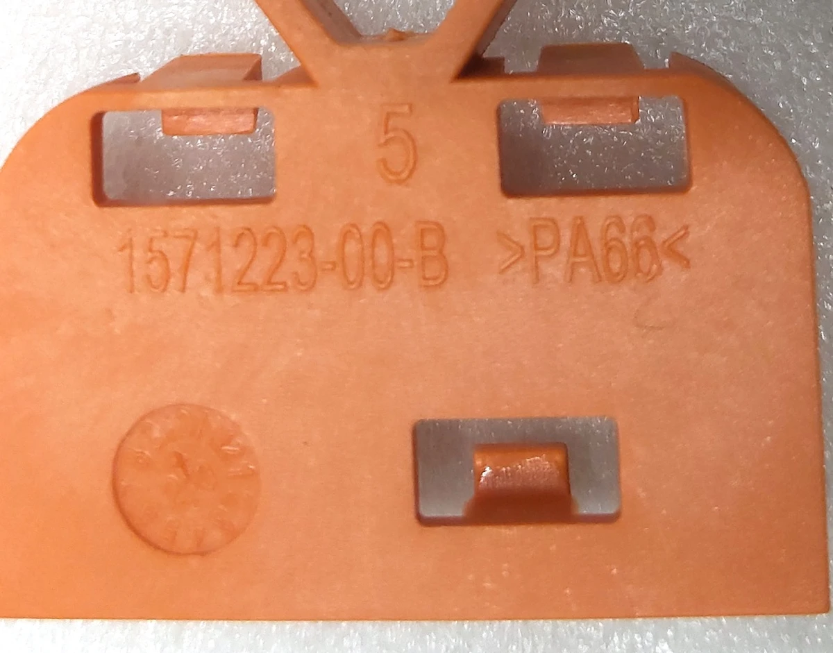 Фиксатор шины высоковольтной основной батареи Tesla model 3 1571219-00-A 1571220-00-A