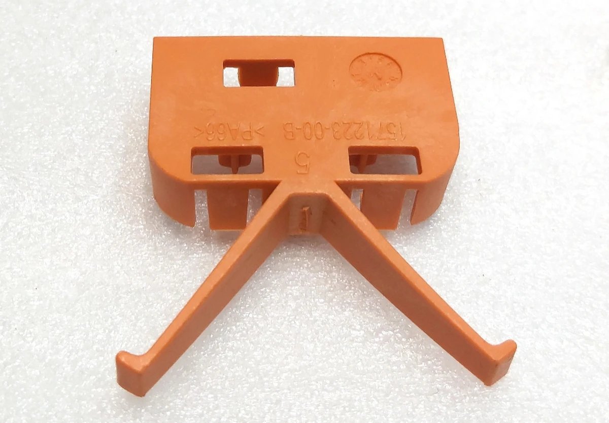 Фиксатор шины высоковольтной основной батареи Tesla model 3 1571219-00-A 1571220-00-A