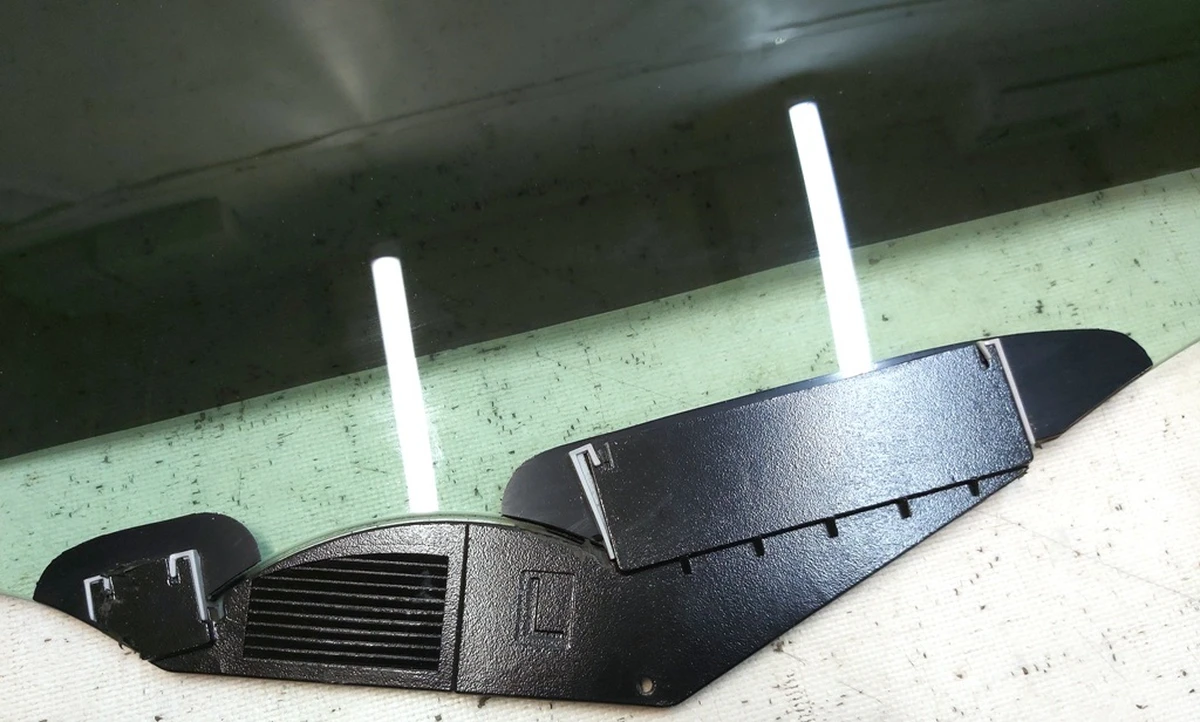 1 FD LEFT HAND MOVING LAMINATED GLASS assembly with mounting brackets NA Tesla model Y 1582616-00-B