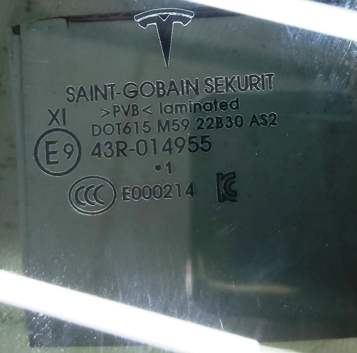 1 FD LEFT HAND MOVING LAMINATED GLASS assembly with mounting brackets NA Tesla model Y 1582616-00-B