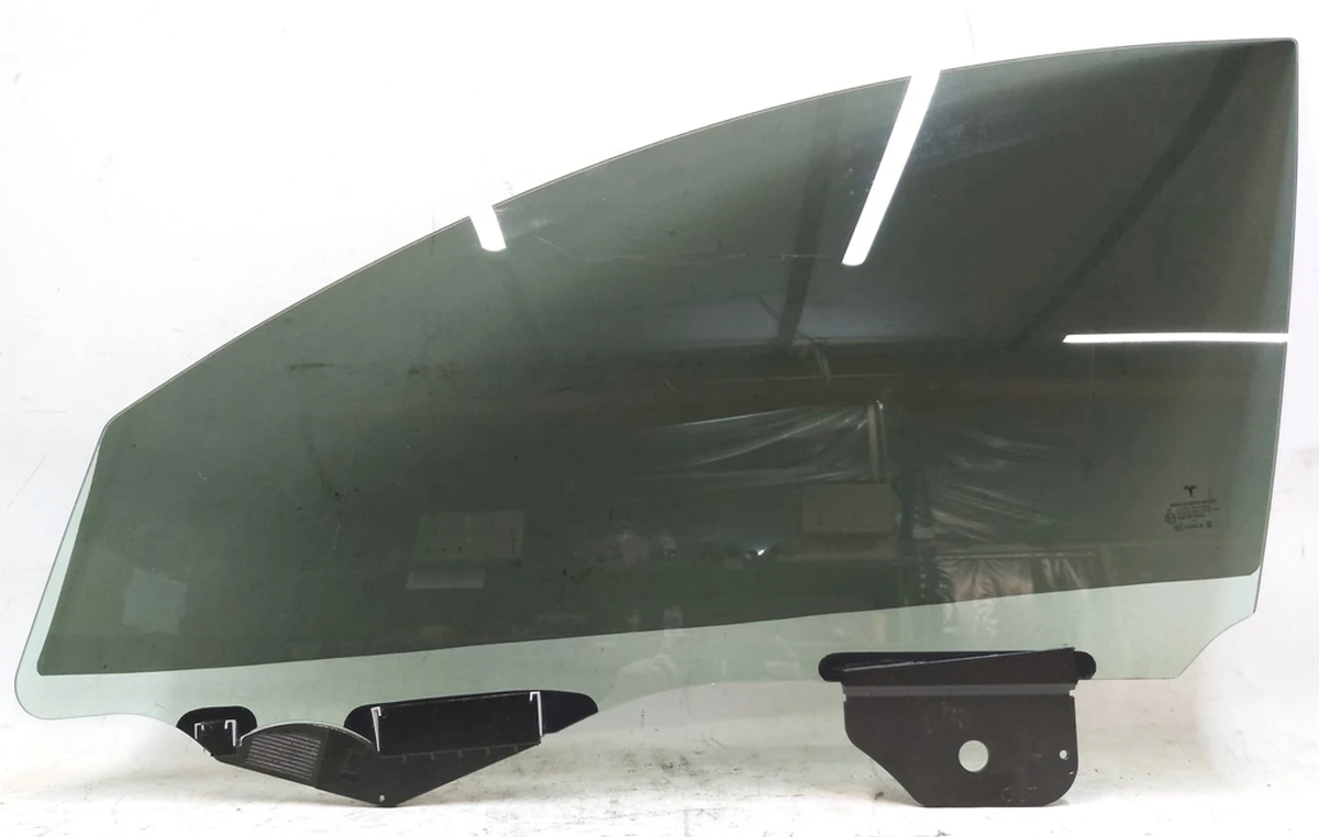 1 FD LEFT HAND MOVING LAMINATED GLASS assembly with mounting brackets NA Tesla model Y 1582616-00-B