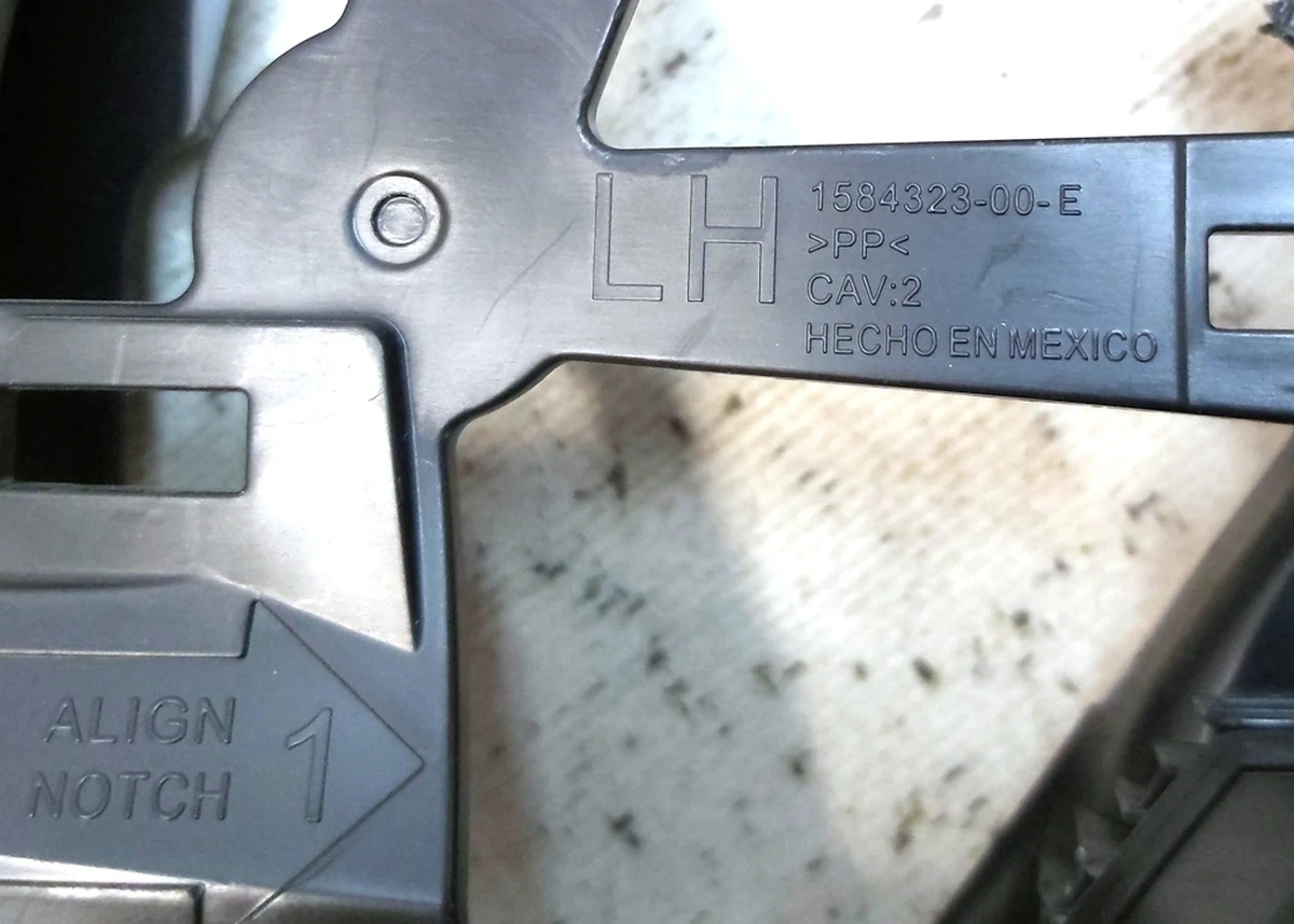 13 Накладка декоративна сидіння 1-го ряду нижня ліва внутрішня Tesla Model 3, Model Y 1584323-00-E