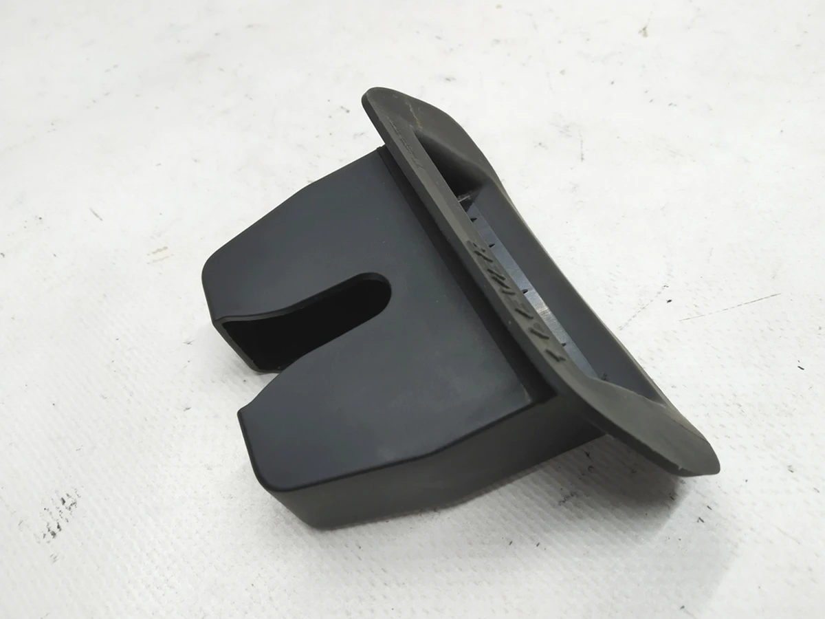 5 Крышка замка двери багажника (пластик, резина) Tesla Model 3, Model Y 1584544-00-C