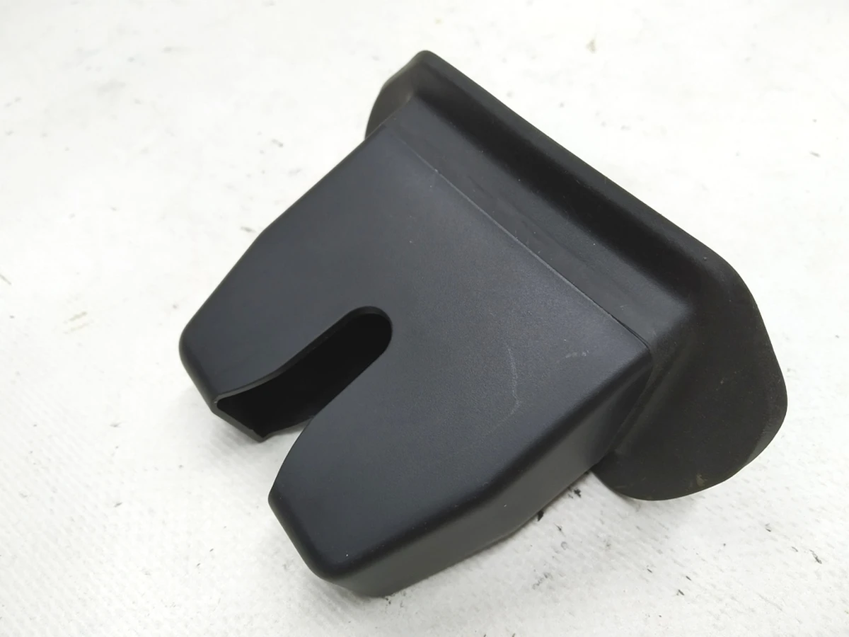 5 Крышка замка двери багажника (пластик, резина) Tesla Model 3, Model Y 1584544-00-C