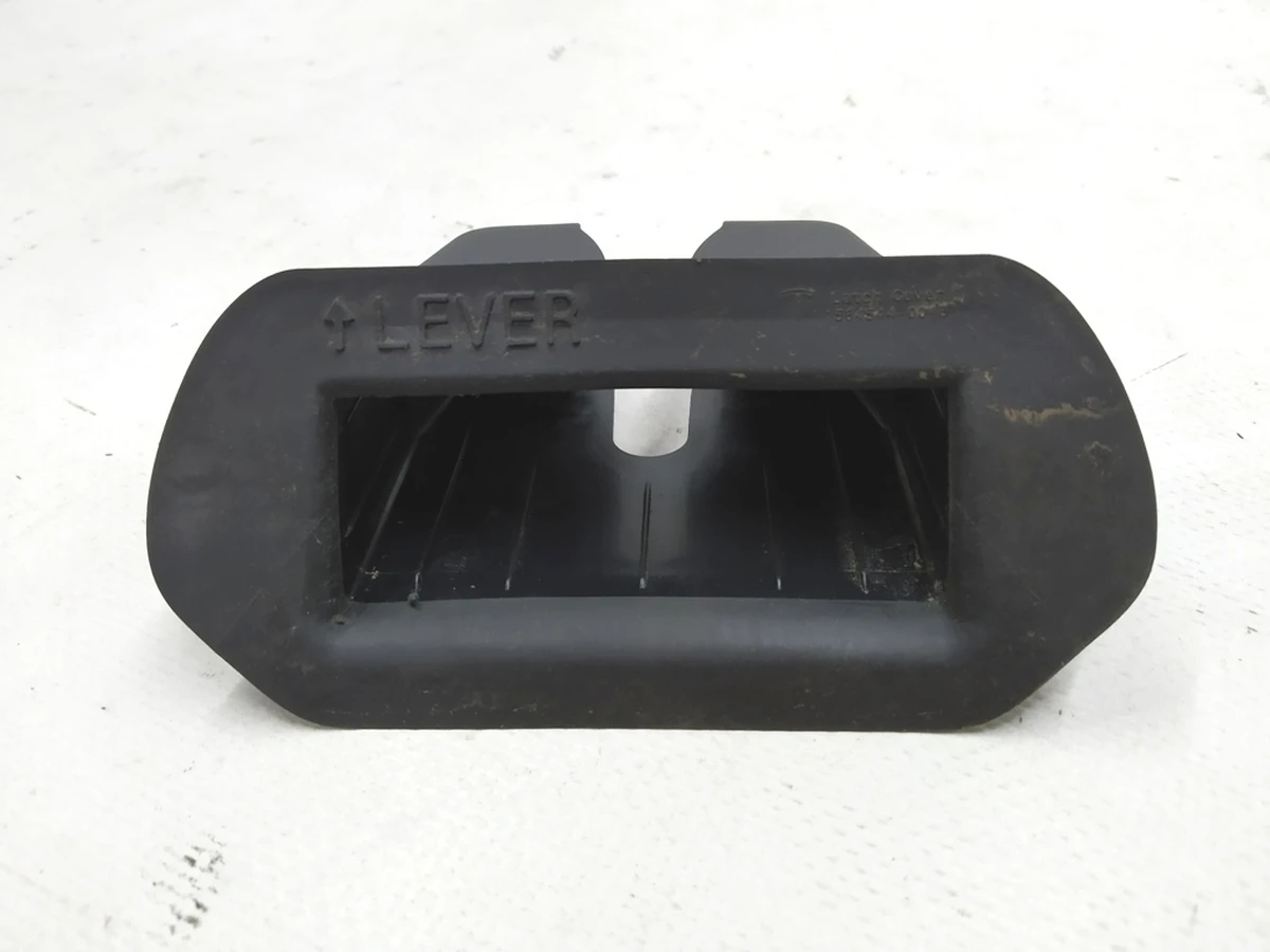 5 Крышка замка двери багажника (пластик, резина) Tesla Model 3, Model Y 1584544-00-C