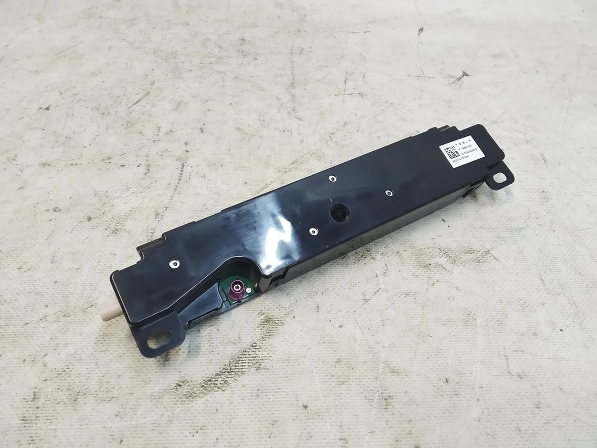 1 Антенна WI-FI Tesla Model 3, Model Y 1585601-00-E