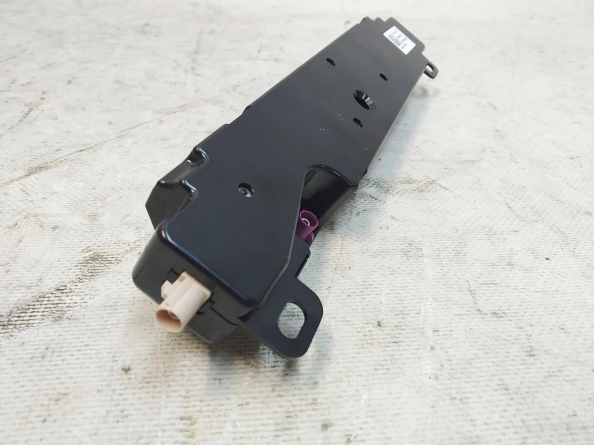 1 Антенна WI-FI Tesla Model 3, Model Y 1585601-00-E