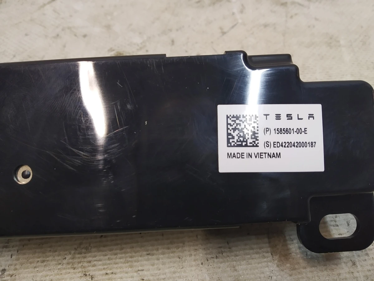 1 Антенна WI-FI Tesla Model 3, Model Y 1585601-00-E