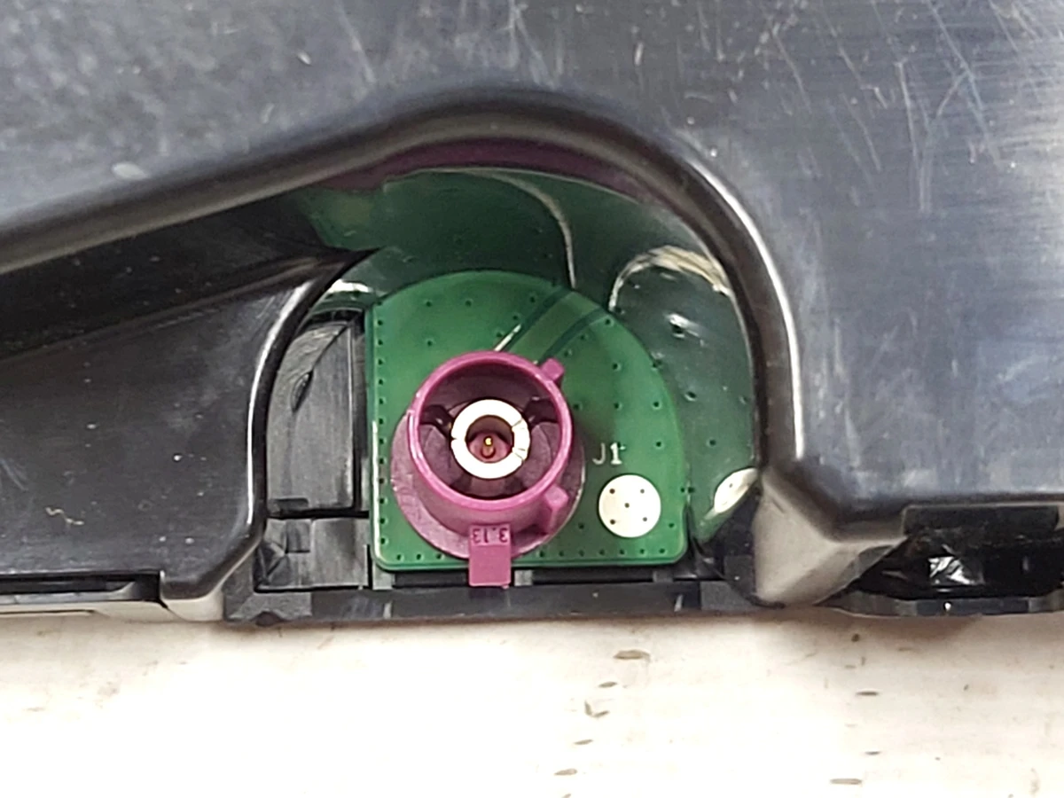 1 Антенна WI-FI Tesla Model 3, Model Y 1585601-00-E