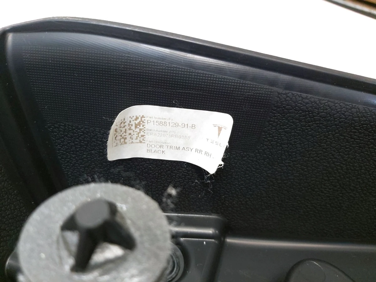 11 Карта дверей задньої правої у зборі PREM BLACK з пошкодженням Tesla model 3 1090415-01-M