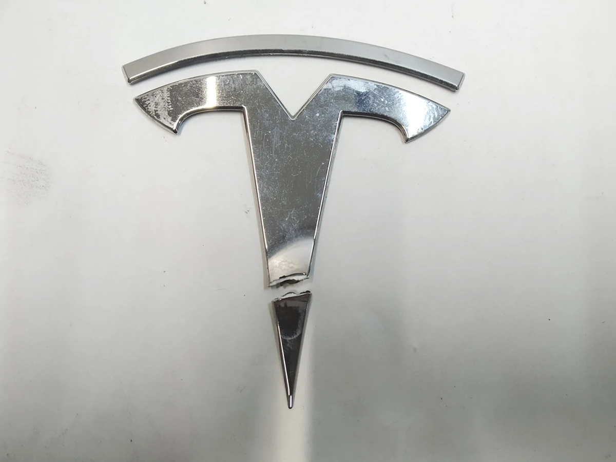 1 Емблема "Т" кришки багажника Tesla Model Y 1607786-00-A
