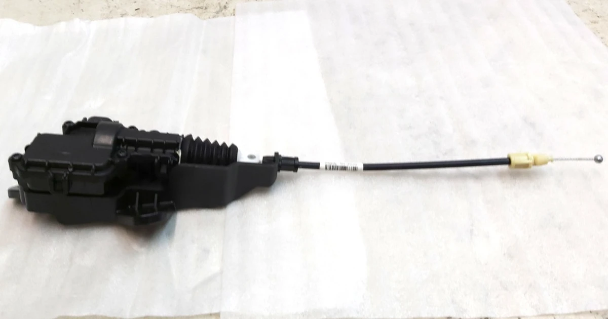 2 Привід замка капота електричний відкриття закриття з тросиком та кронштейном у зборі Tesla model 3, model Y 1614055-00-A 3061049 1500398