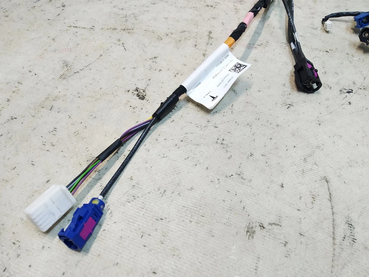 1 Електропроводка камери та GPS модуля лобового скла Tesla model Y 1616691-00-C