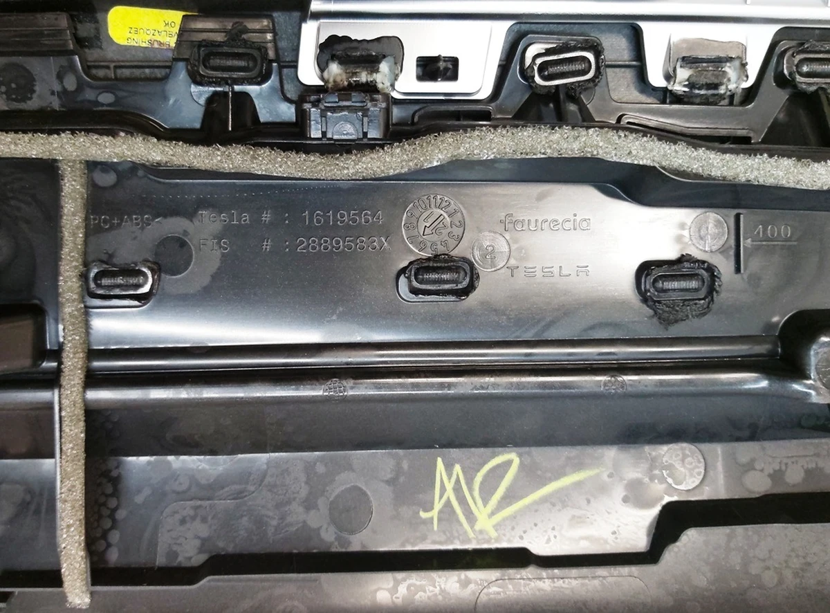 3 Декоративна накладка інструментальної панелі (дерево) Tesla Model 3, Model Y 1619569-00-A