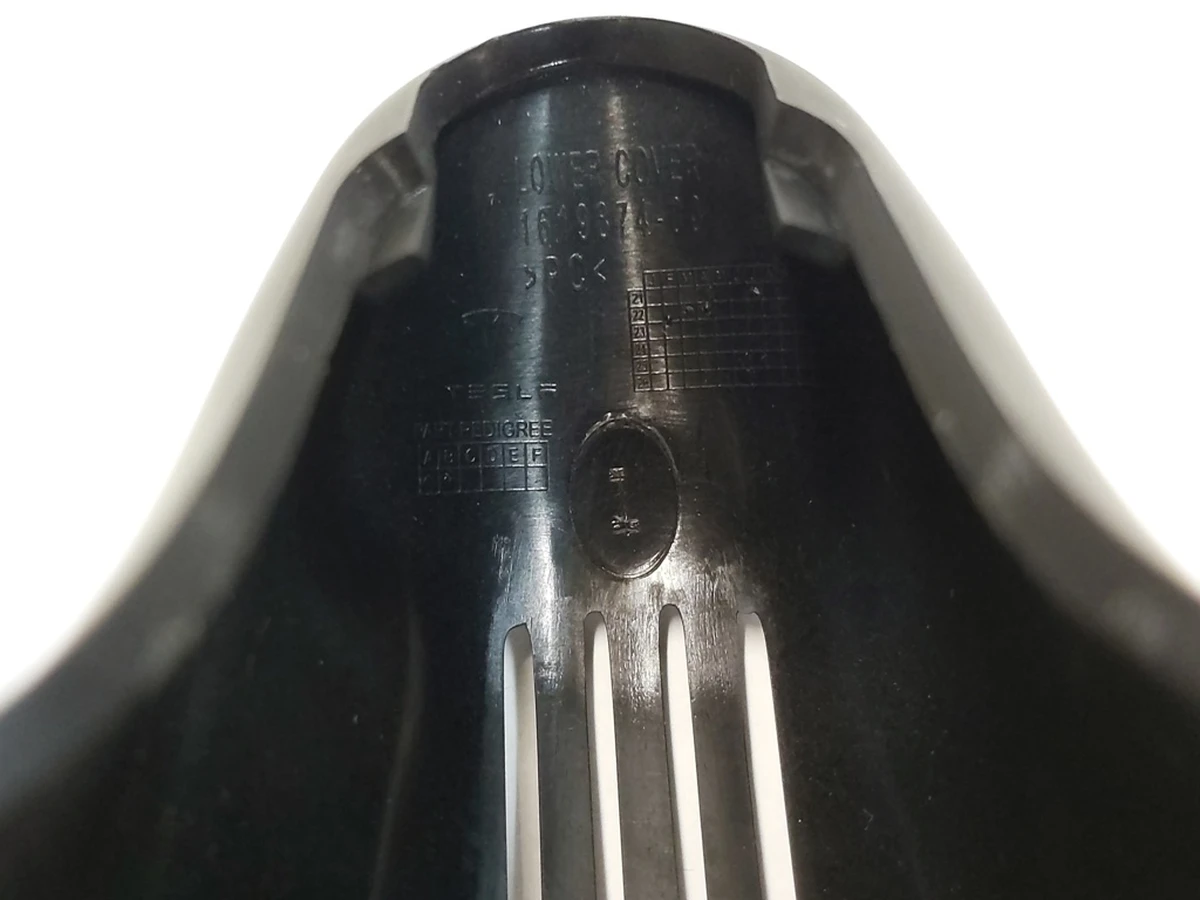 4 Облицовка кронштейна зеркала заднего вида и камеры TRIPLE нижняя Tesla model Y 1494443-00-B