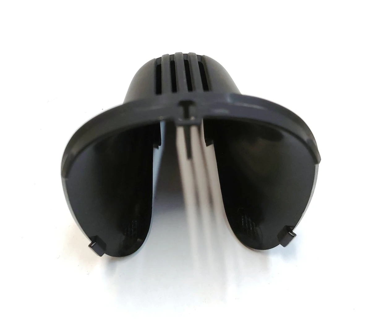 4 Облицовка кронштейна зеркала заднего вида и камеры TRIPLE нижняя Tesla model Y 1494443-00-B