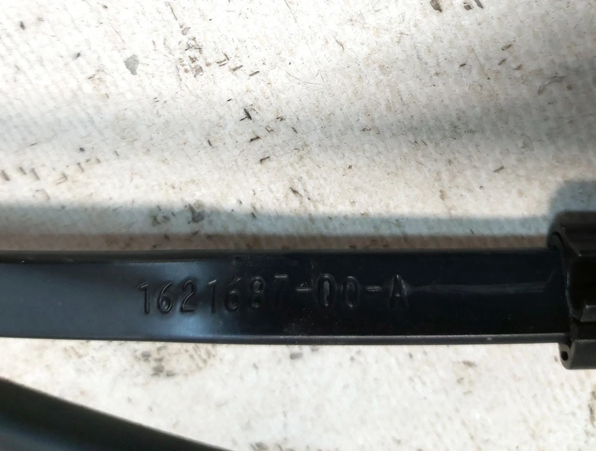 8 Рычаг стеклоочистителя правый с магистралью,форсунками и стеклоочистителем в сборе Tesla model 3 1621686-00-B