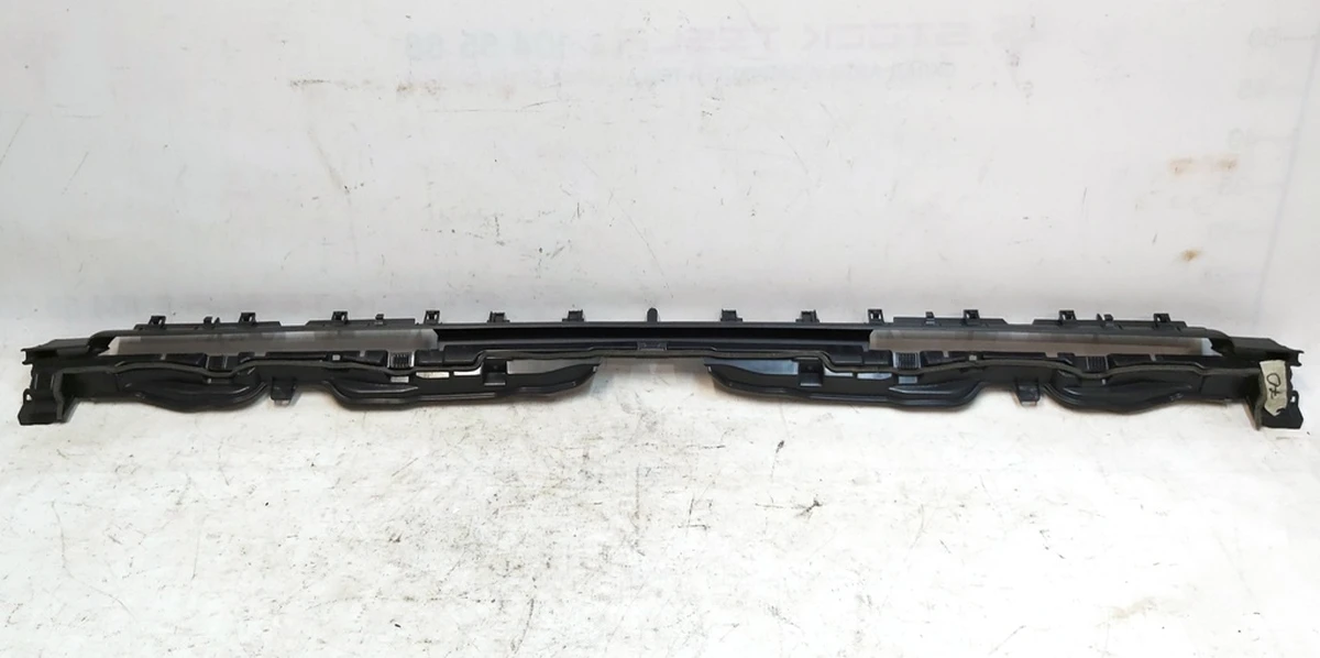 8 Кронштейн решетки обдува лобового стекла Tesla Model 3, Model Y 1100574-00-H