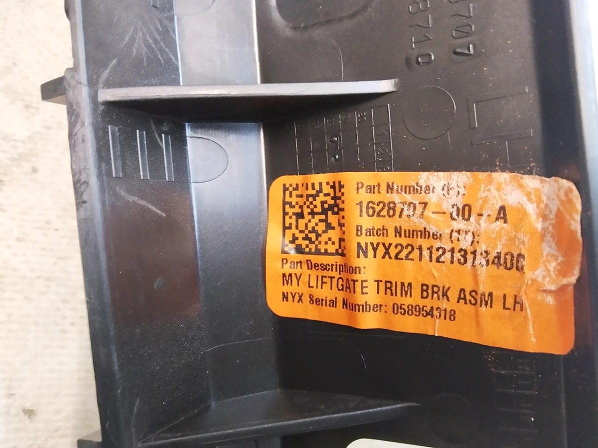 3 MY, LIFTGATE SIDETRIM BRACKT LH Tesla model Y 1628707-00-A