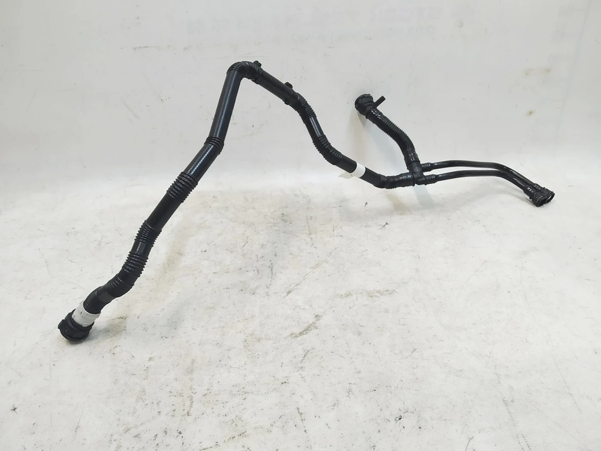 6 Патрубок системи охолодження теплообмінник Chiller-батарея з датчиком Tesla model Y 1647662-00-E