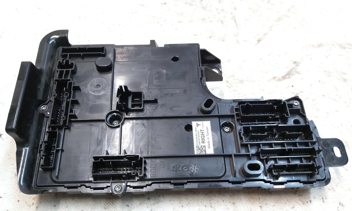 2 Боди контроллер правой стороны GEN3 REV01 Tesla model Y 1497846-00-D
