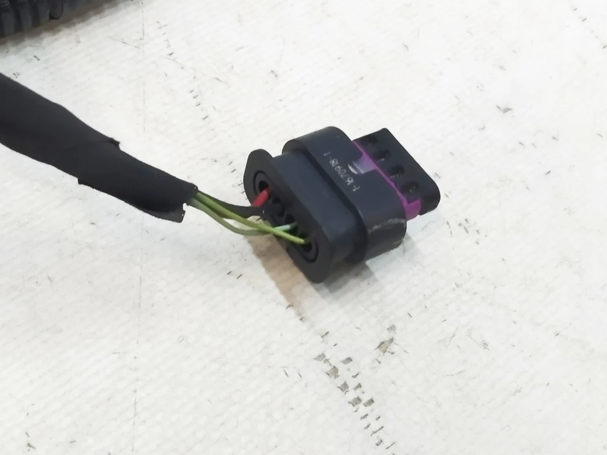 Connector (chip) Bluetooth 1670918 Tesla model 3 1067954 2067964 4067964 5067964